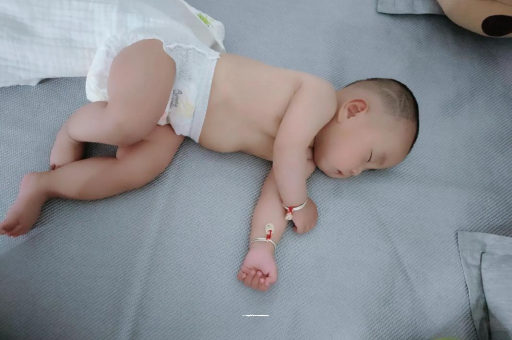 长宁宝宝睡觉爱翻身
