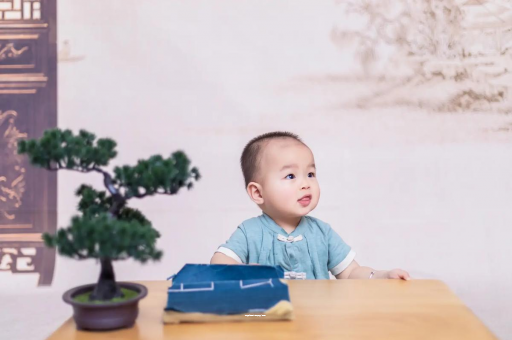 长宁怀孕肚子中间凹两边凸